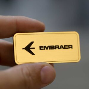 Broche Personalizado Linha Aço Escovado